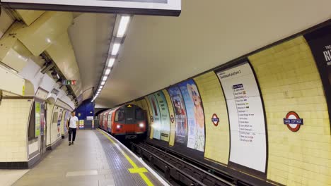 Ankunft-Der-U-Bahn-Am-Bahnhof-Swiss-Cottage