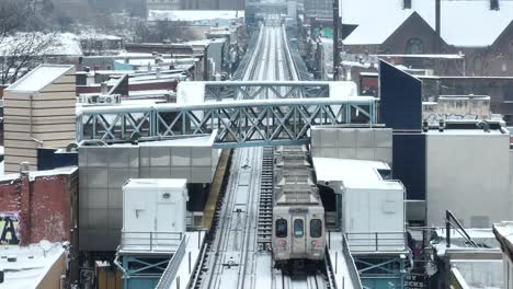 Septa-Zug-Fährt-In-Den-Bahnhof-Kensington,-Philadelphia-Ein