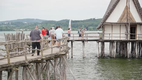 Los-Visitantes-Visitan-El-Sitio-Del-Museo-Al-Aire-Libre-De-Palafitos-En-El-Lago-De-Constanza-En-Friedrichshafen,-Alemania