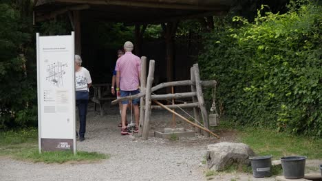 Pareja-De-Ancianos-Explorando-El-Exterior-Del-Museo-De-La-Edad-De-Hielo,-Día-Soleado,-Vestimenta-Informal