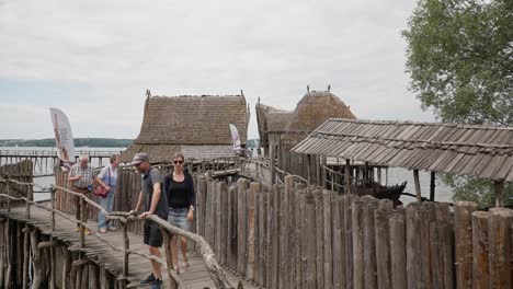 Turistas-Que-Visitan-El-Museo-De-Palafitos,-Patrimonio-De-La-Unesco-En-Friedrichshafen,-Alemania