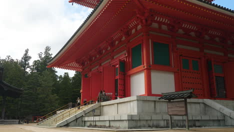 Kongobu-ji-Danjo-Garan,-Eingebettet-In-Koyasan,-Japan,-Strahlt-Spirituelle-Pracht-Und-Kulturelle-Opulenz-Aus-Und-Ermöglicht-Den-Besuchern-Ein-Tiefes-Eintauchen-In-Die-Traditionen-Des-Japanischen-Buddhismus