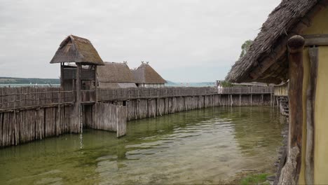 Unesco-Weltkulturerbe-Pfahlbau-Freilichtmuseum-Am-Bodensee-In-Friedrichshafen,-Deutschland