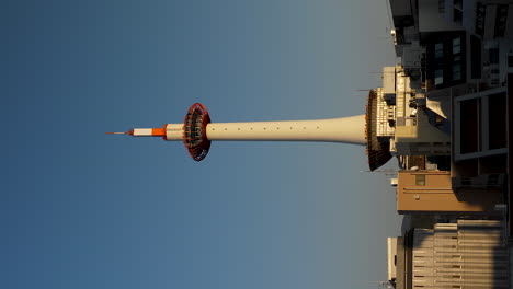 Das-Vertikale-Video-Fängt-Den-Ikonischen-Kyoto-Tower-In-Tokio,-Japan,-Ein-Und-Unterstreicht-Die-Architektonische-Pracht-Und-Urbane-Eleganz-Dieses-Hoch-Aufragenden-Bauwerks