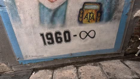 Arte-Callejero-En-El-Centro-De-La-Ciudad-De-Nápoles-Grafito-Del-Joven-Maradona-En-La-Pared-De-La-Casa-En-Italia