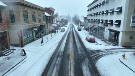 Kleinstadtstraße-In-Den-USA-Während-Eines-Verschneiten-Schneesturms