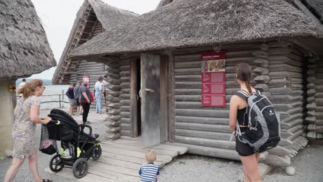 Besucher-In-Einem-Eiszeitmuseum-In-Friedrichshafen-Mit-Reetdachkonstruktion,-Seeblick