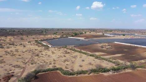 La-Cámara-De-Visión-Aérea-Del-Dron-Se-Mueve-Hacia-El-Frente-Donde-Se-Ve-La-Gran-Fuente-De-Alimentación