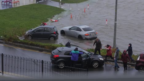 Ein-Großer-Sturm-Trifft-Die-Stadt-Galway,-Als-Eine-Gruppe-Ein-Auto-Aus-Den-Fluten-Rettet