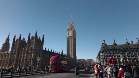 Un-Día-Soleado-En-El-Puente-De-Westminster-Revela-El-Icónico-Big-Ben-En-Un-Contexto-Bullicioso