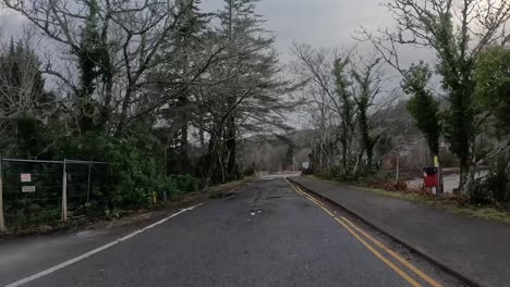 Ruhige-Straße,-Die-An-Einem-Bewölkten-Tag-Zum-Armadale-Fährhafen-Auf-Der-Insel-Skye,-Schottland,-Führt