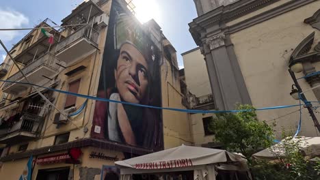 Arte-Callejero-En-El-Centro-De-La-Ciudad-De-Nápoles-Grafito-Del-Joven-Maradona-En-La-Pared-De-La-Casa-Grande-En-Italia