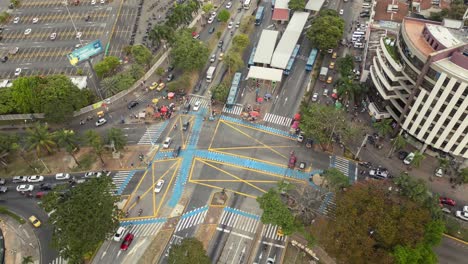 Wunderschöner-Zeitraffer-Mit-Absteigender-Draufsicht-Auf-Den-Autoverkehr-An-Einer-Belebten-Kreuzung-Mit-Der-Mio-Station