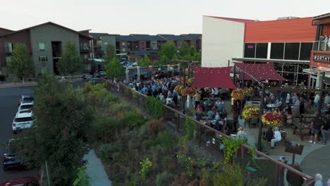 Toma-De-Drone-De-Una-Cervecería-Al-Aire-Libre-Llena-En-La-Empresa-Cervecera-Worthy