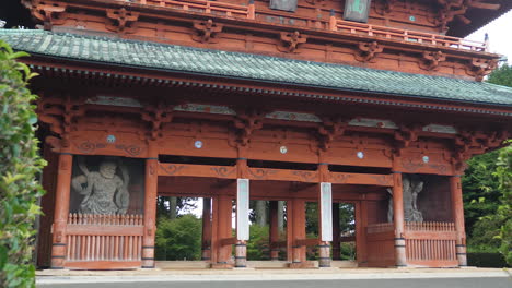 Zoom-out-scene-of-Koyasan-Daimon-Gate,-Koyasan,-Japan