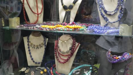 Primer-Plano-De-Una-Tienda-Tradicional-En-Sidi-Bou-Said,-Pueblo-De-Túnez.