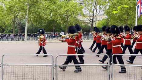 Die-Britische-Königsgarde-Führt-Nach-Der-Beerdigung-Von-Königin-Elizabeth-Eine-Vogelkäfigwanderung-Durch