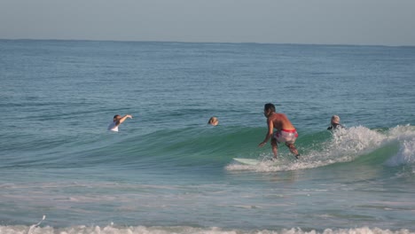 Primer-Plano-De-Un-Surfista-Disfrutando-De-Pequeñas-Olas-Limpias-En-Un-Día-Tranquilo-En-Snapper-Rocks,-Gold-Coast.