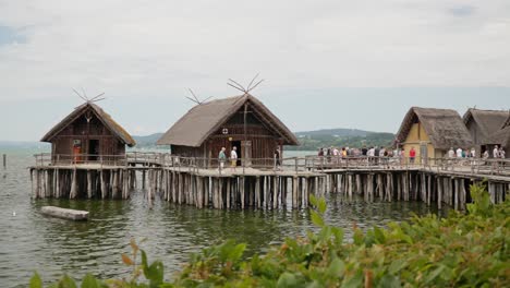 Museo-Al-Aire-Libre-De-Palafitos-En-El-Lago-De-Constanza-En-Friedrichshafen,-Alemania