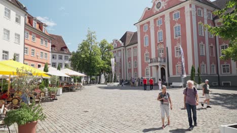 Turistas-Que-Visitan-El-Casco-Antiguo-De-Meersburg-En-Verano-En-Baden-Württemberg,-Alemania