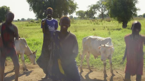 Jóvenes-Muchachos-Mundari-Bailando-Su-Danza-Tradicional-En-El-Campamento-Ganadero-En-El-Condado-De-Terekeka,-Juba,-Sudán-Del-Sur