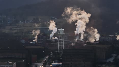 Buffalo-Trace-In-Der-Bourbonbrennerei-In-Frankfurt,-Kentucky,-Während-Des-Wintersonnenuntergangs-Mit-Rauchwolken,-Die-Aus-Der-Luftumlaufbahn-Des-Gebäudes-Kommen