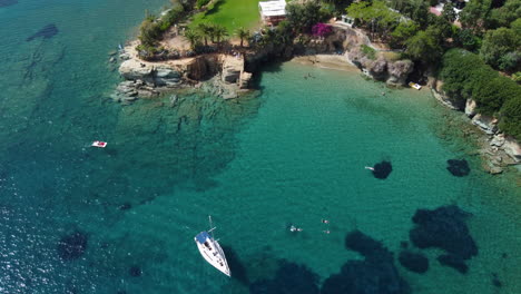 Eine-Verdrehte-Aufnahme-Eines-Segelboots,-Das-Am-Strand-Von-Agia-Pelagia-Auf-Kreta-Vor-Anker-Liegt