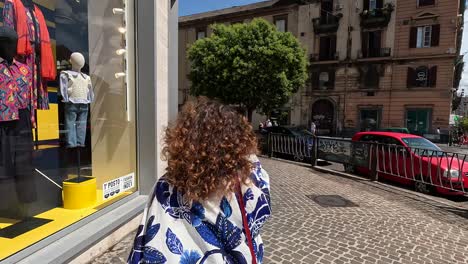 Toma-En-Cámara-Lenta-De-Mujeres-De-Moda-Caminando-Cerca-De-Una-Tienda-De-Ropa-En-Nápoles,-Italia