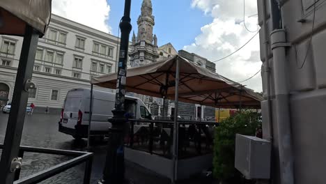 Toma-Pov-De-Una-Calle-Peatonal-Hacia-La-Plaza-Principal-Del-Centro-De-La-Ciudad-De-Nápoles-En-Italia