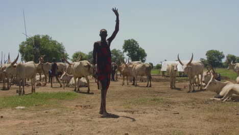 Imágenes-De-Un-Hombre-Mundari-Que-Vive-En-La-Aldea-De-Terekeka,-En-El-Estado-De-Juba,-Sudán-Del-Sur,-Saludando-A-La-Cámara-Con-Emoción.