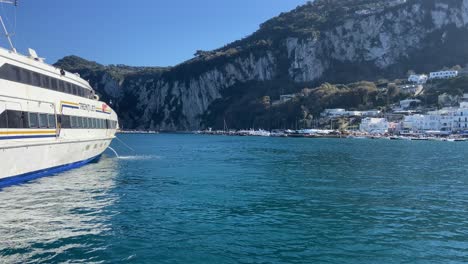 Fähre-Kommt-An-Einem-Sonnigen-Tag-Zum-Großen-Yachthafen-Auf-Der-Italienischen-Insel-Capri