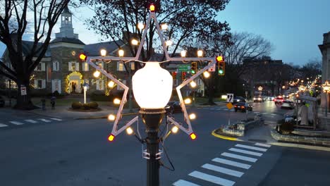 Crepúsculo-Sobre-Una-Plaza-Decorada-Con-Una-Luz-De-Estrella-De-Moravia-Y-Edificios-Históricos