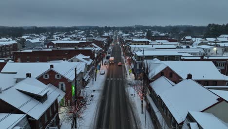 Pequeña-Ciudad-Decorada-Para-Navidad-Y-Cubierta-De-Nieve-Blanca-Y-Fresca-Al-Atardecer.