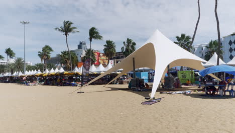 Bañistas-Sentados-Y-Descansando-Bajo-El-Sol-En-La-Playa-De-Pattaya,-Ubicada-En-La-Provincia-De-Chonburi,-En-El-Lado-Este-De-Tailandia