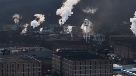 Destilería-De-Bourbon-Buffalo-Trace-En-Frankfort-Kentucky-Durante-La-Puesta-De-Sol-En-Invierno-Con-Grandes-Columnas-De-Humo-Sobre-La-órbita-Aérea-De-Rick-Houses