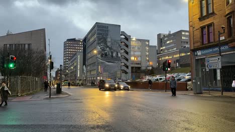 Paisaje-Urbano-Al-Atardecer-Con-Tráfico-Y-Peatones-En-Una-Intersección-De-Glasgow,-Lapso-De-Tiempo