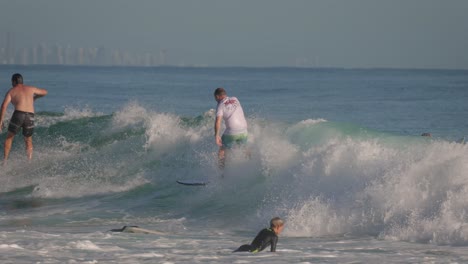 Surfer-Genießen-Kleine-Wellen-An-Einem-Ruhigen-Tag-An-Den-Snapper-Rocks-An-Der-Goldküste