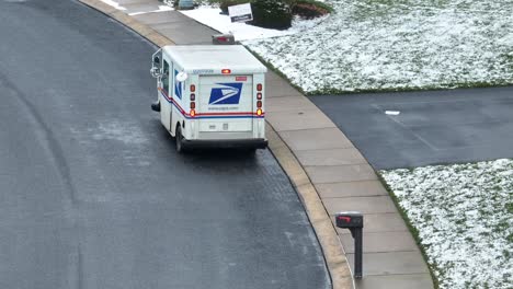 Camión-De-Correo-De-Usps-Parando-En-El-Buzón-Del-Barrio-Americano