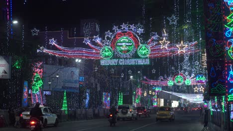 Las-Calles-De-Calcuta-Se-Adornan-Con-Luz-Y-Vergüenza-En-Navidad.