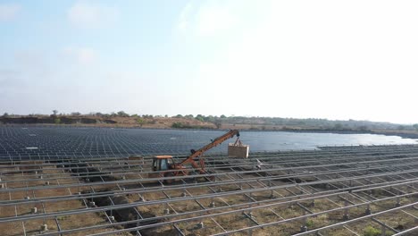 Die-Drohnenaufnahme-Aus-Der-Luft-Zeigt,-Wie-JCB-Große-Solarpanel-Boxen-An-Menschen-Liefert