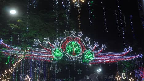 Las-Calles-De-Calcuta-Se-Adornan-Con-Luz-Y-Vergüenza-En-Navidad.