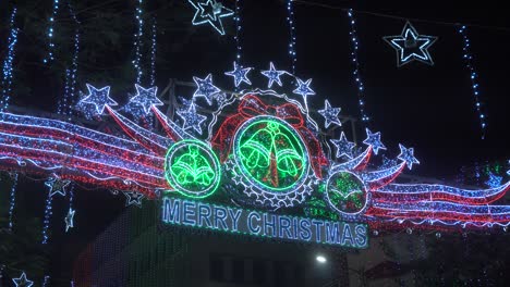 Las-Calles-De-Calcuta-Se-Adornan-Con-Luz-Y-Vergüenza-En-Navidad.