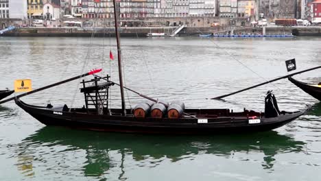 Barco-Tradicional-Sandeman-Rabelo-Meciéndose-Con-La-Marea-Del-Río-Duero-Y-Llevando-Seis-Barriles-De-Vino-De-Oporto