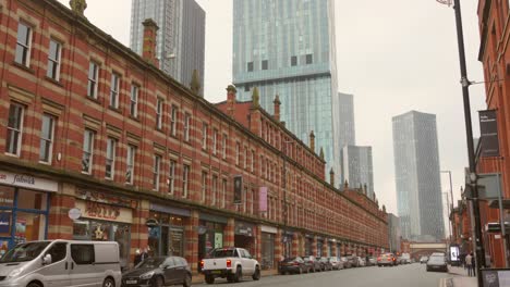 Alte-Gebäude-In-Einer-Einkaufsstraße-Im-Vergleich-Zu-Neuen-Wolkenkratzern-Im-Hintergrund