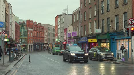 Tiendas-De-Carretera-Y-Coches-En-El-Centro-De-La-Ciudad-De-Dublín,-Irlanda