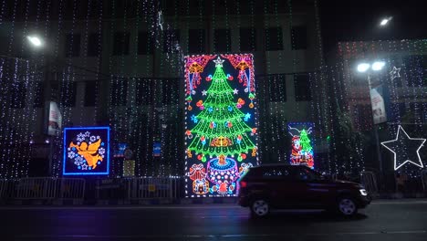 Las-Calles-De-Calcuta-Se-Adornan-Con-Luz-Y-Vergüenza-En-Navidad.