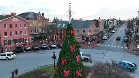 Árbol-De-Navidad-Decorado-Al-Aire-Libre-Rotonda-De-Iones-En-La-Ciudad-Americana