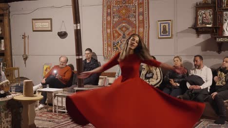 Los-Derviches-Sufíes-Bailan-En-Konya,-Turquía