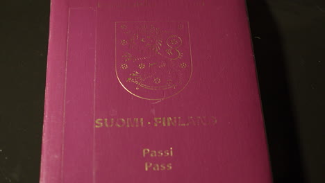 Primer-Plano:-El-Pasaporte-Finlandés-De-La-Unión-Europea-Se-Coloca-Sobre-Una-Encimera-Negra