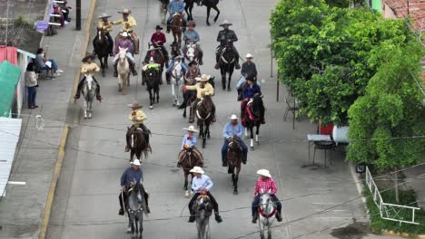 Mexikaner-Reiten-Auf-Der-Straße-Bei-Der-Eröffnungsparade-Des-Mariachi-Festivals-In-Tecalitlan,-Mexiko